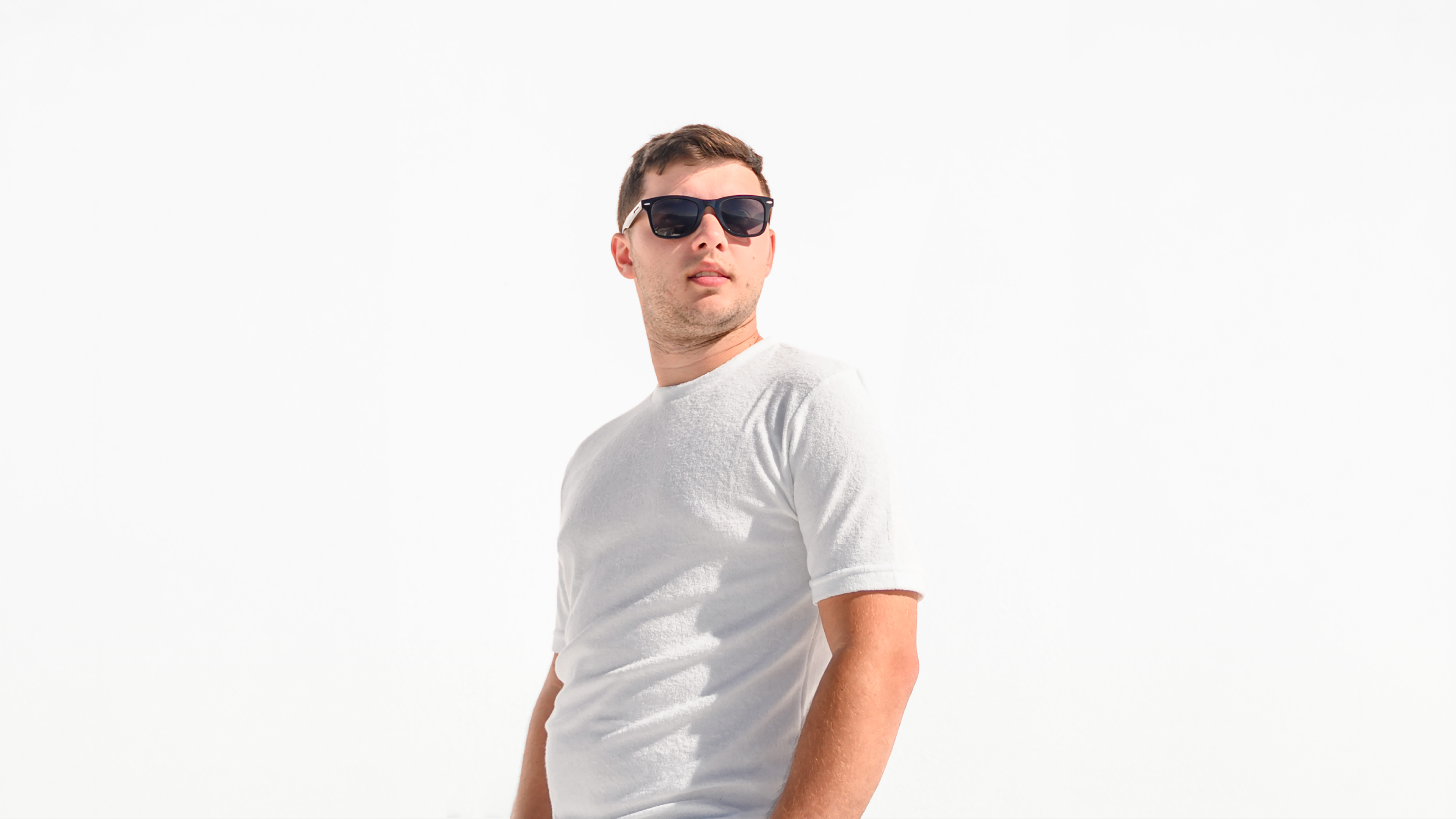 Dmitriy Lysenko in a white t-shirt and sunglasses